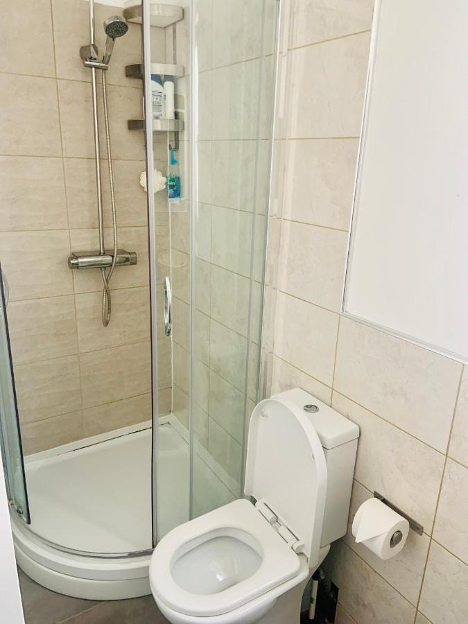 Beautiful Self Contained Studio Apartment London Exterior photo